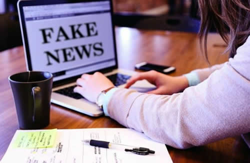Portatil con Fake news